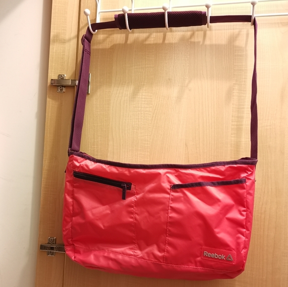 NWOT reebok gym shoulder crossbody messenger bag - Picture 3 of 6